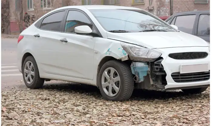 Weiße Limousine mit Motorschaden in Themar